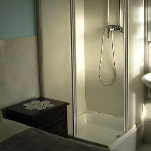 Basic Kamer met een King Size Bed